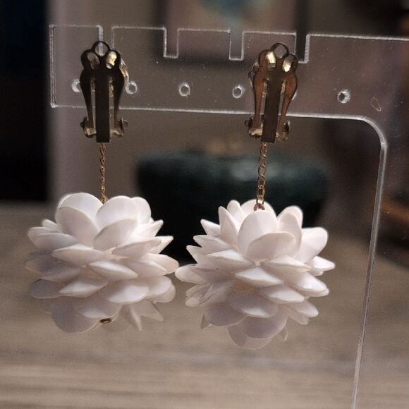 Vintage MCM Elegant White Floral Petal Ball Clip On Drop Earrings - Picture 3 of 9